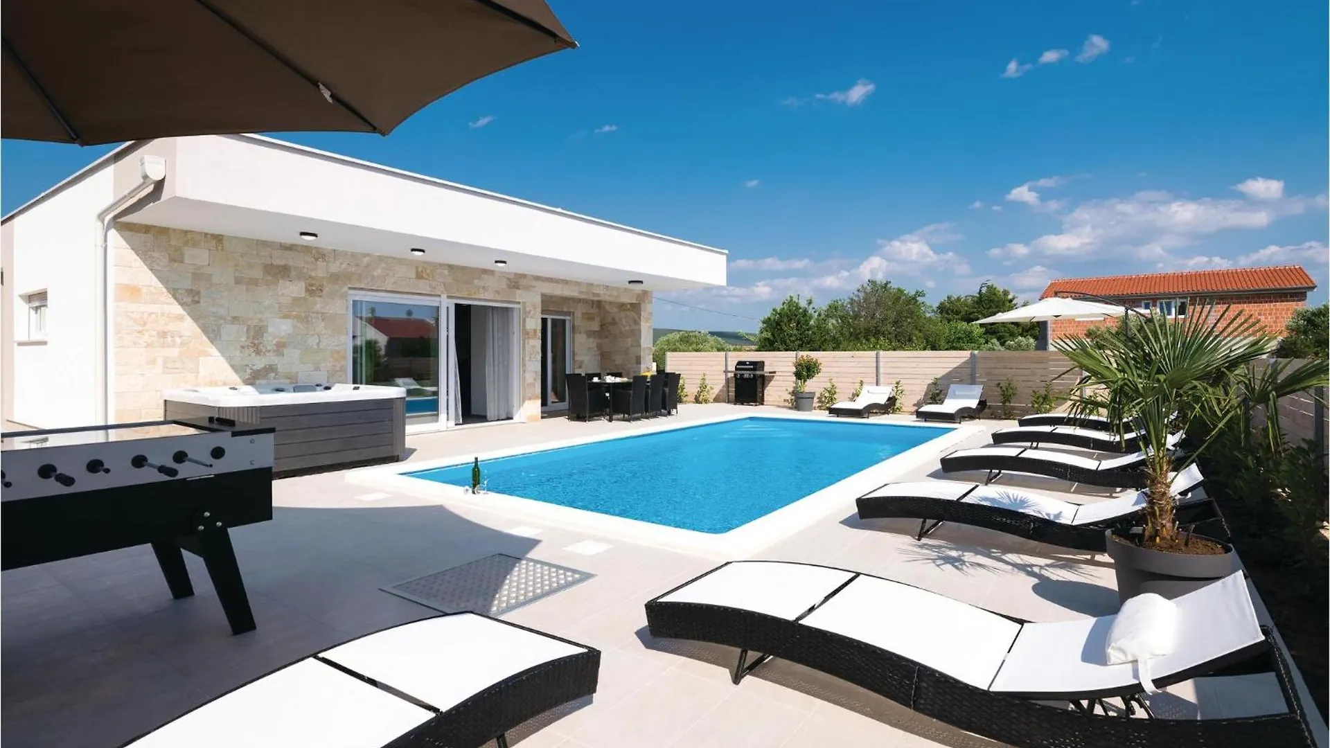 Stunning Home In Sukosan With Jacuzzi