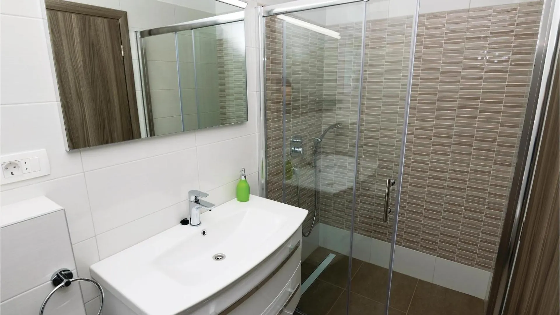 Stunning Home In Sukosan With Jacuzzi